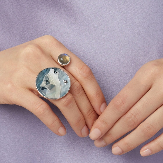 Silver Ring between the finger Wolf at the moon