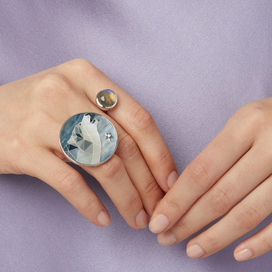 Silver Ring between the finger Wolf at the moon